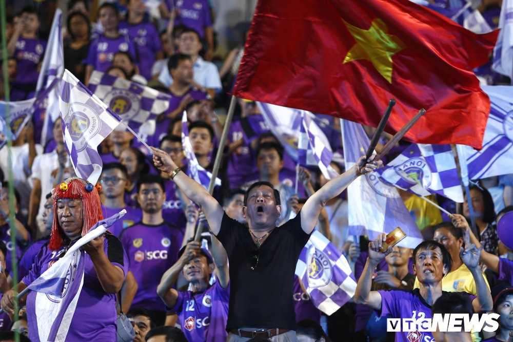 clb ha noi nang cup vo dich v-league trong ngay chia tay san hang day (12) 12