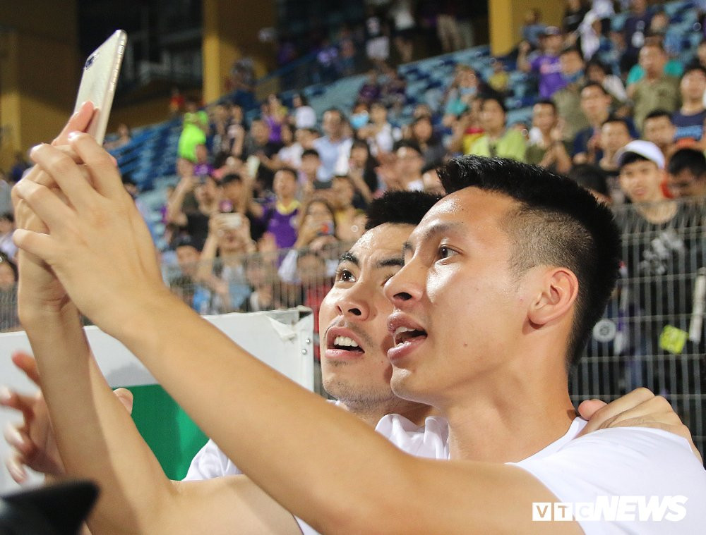 clb ha noi nang cup vo dich v-league trong ngay chia tay san hang day (16) 16