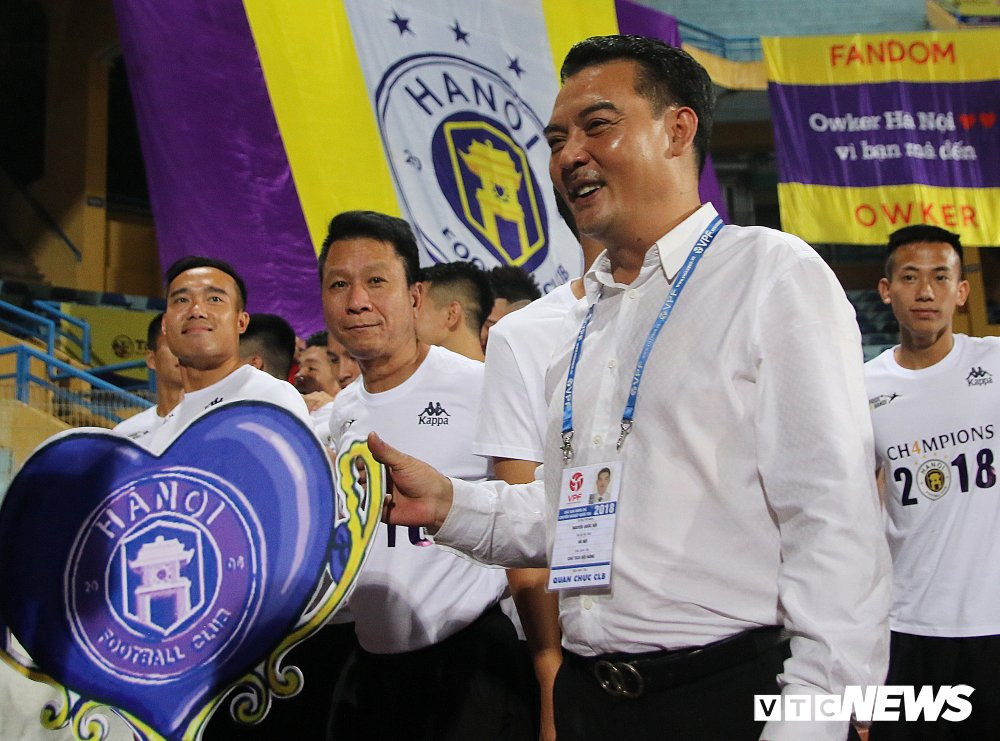 clb ha noi nang cup vo dich v-league trong ngay chia tay san hang day (17) 16