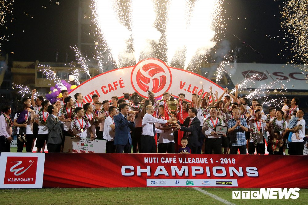 clb ha noi nang cup vo dich v-league trong ngay chia tay san hang day (18) 19