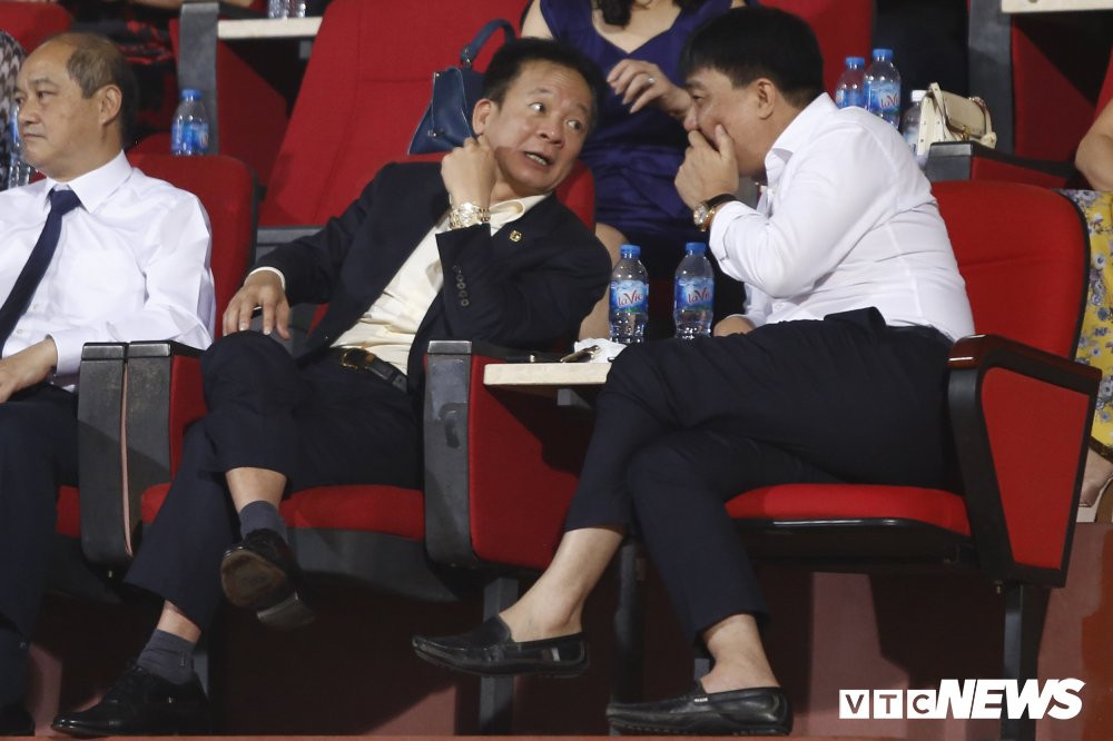 mot ong chu nhieu doi bong bau hien noi gi