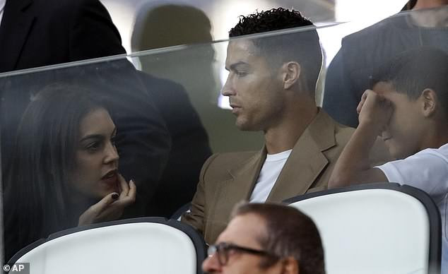 ronaldo bi kien hiep dam nha tai tro than phien