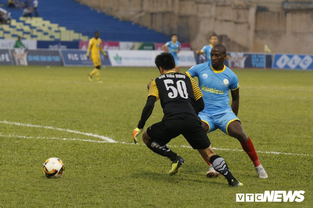 bui tien dung treu nguoi doi thu giu sach luoi giup flc thanh hoa gianh a quan v-league (25) 11