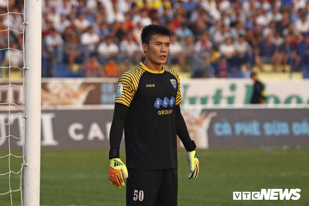 bui tien dung treu nguoi doi thu giu sach luoi giup flc thanh hoa gianh a quan v-league (9) 3