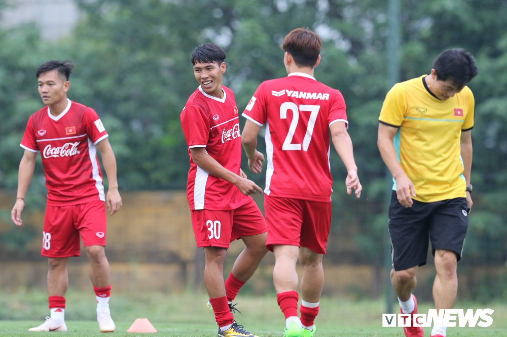 van duc duc chinh tinh tu nam tay xep hinh trai tim trong ngay dau tap trung (12) 11