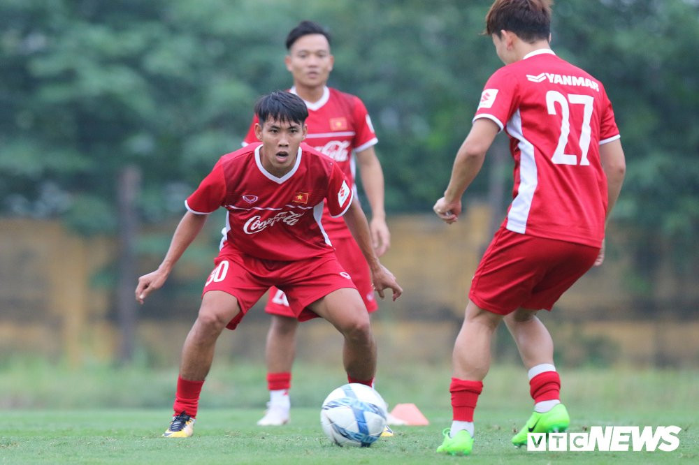 van duc duc chinh tinh tu nam tay xep hinh trai tim trong ngay dau tap trung (13) 13