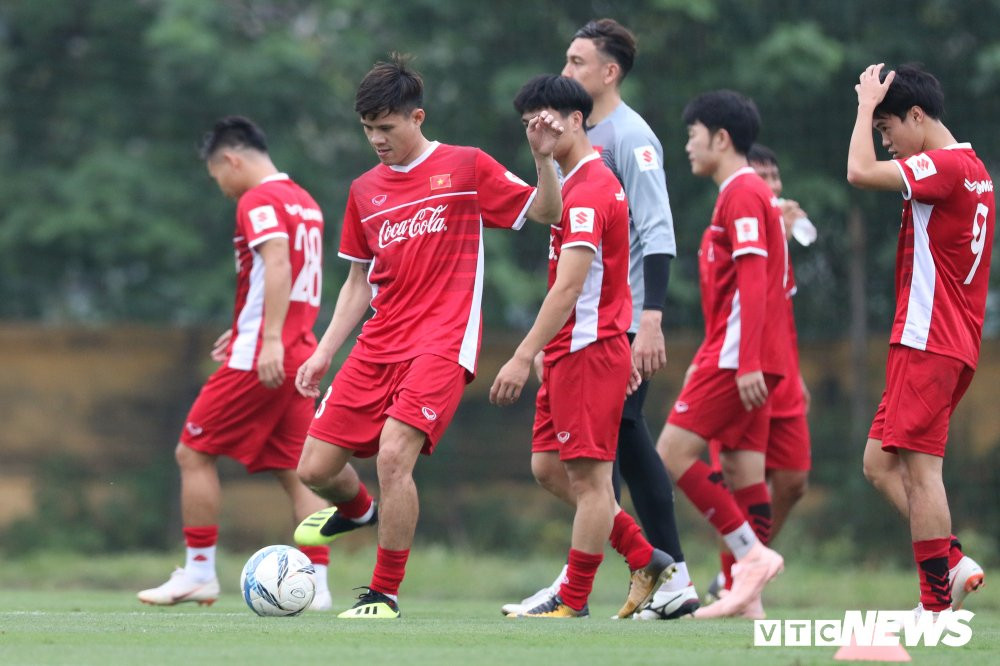 van duc duc chinh tinh tu nam tay xep hinh trai tim trong ngay dau tap trung (14) 13