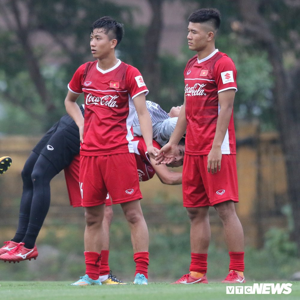 van duc duc chinh tinh tu nam tay xep hinh trai tim trong ngay dau tap trung (18) 17