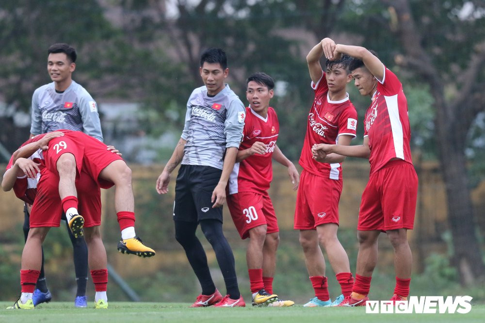 van duc duc chinh tinh tu nam tay xep hinh trai tim trong ngay dau tap trung (19) 19