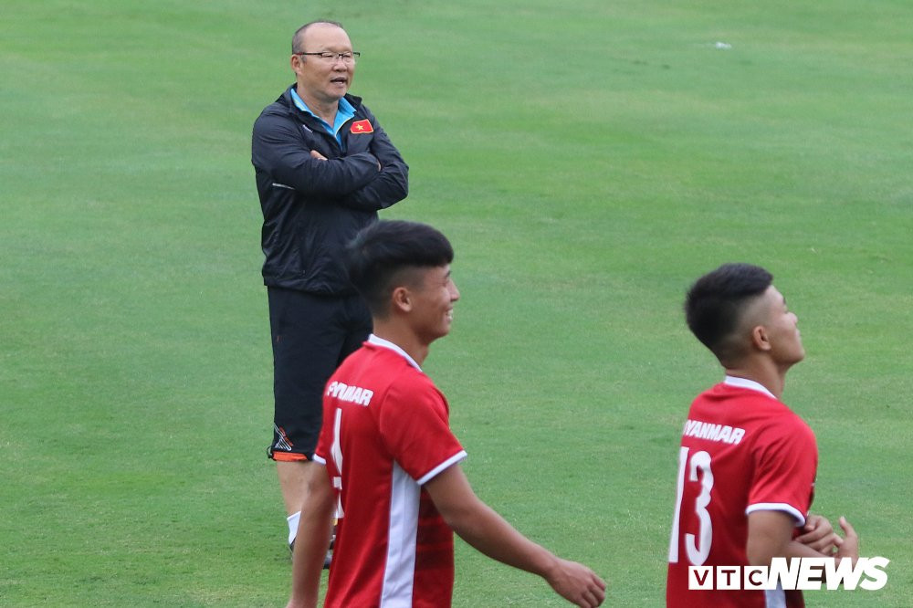 van duc duc chinh tinh tu nam tay xep hinh trai tim trong ngay dau tap trung (2)