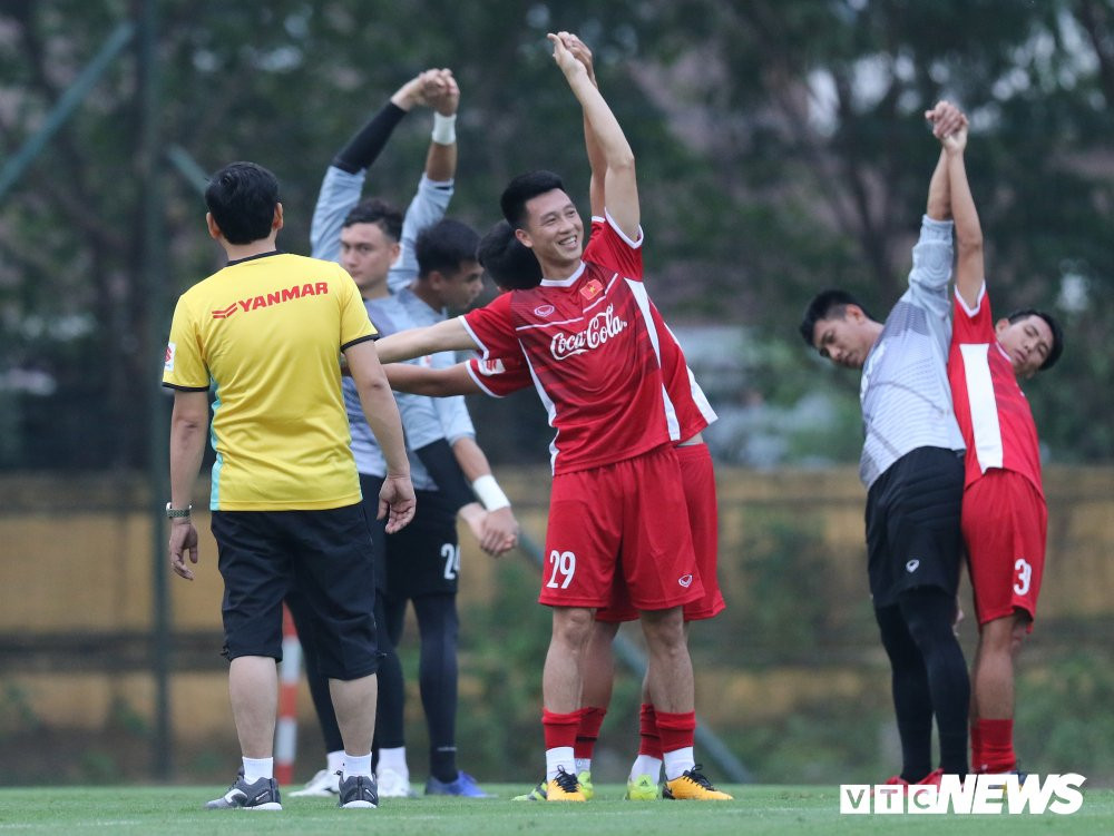 van duc duc chinh tinh tu nam tay xep hinh trai tim trong ngay dau tap trung (21) 21
