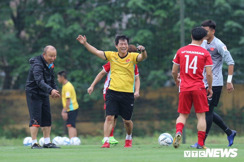 van duc duc chinh tinh tu nam tay xep hinh trai tim trong ngay dau tap trung (6) 5