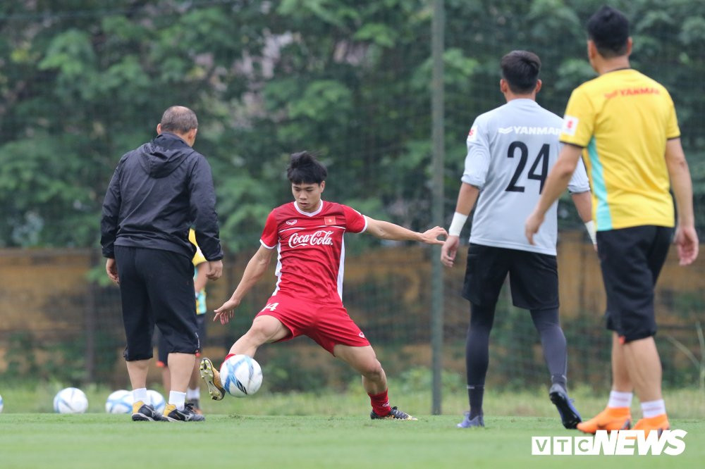 van duc duc chinh tinh tu nam tay xep hinh trai tim trong ngay dau tap trung (7) 7