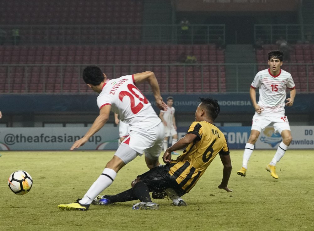 ron nguoi cau thu u19 malaysia dap gay chan doi thu (3) 7