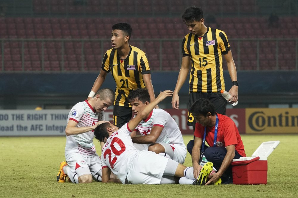 ron nguoi cau thu u19 malaysia dap gay chan doi thu (4) 3