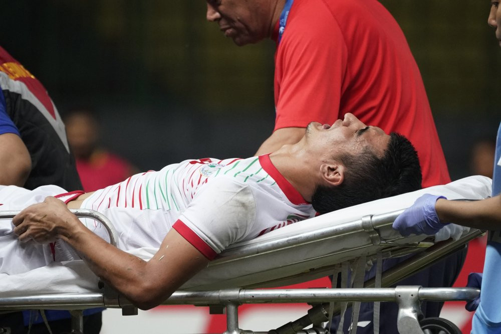 ron nguoi cau thu u19 malaysia dap gay chan doi thu (6) 5