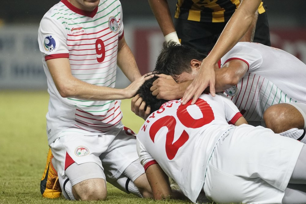 ron nguoi cau thu u19 malaysia dap gay chan doi thu (7)