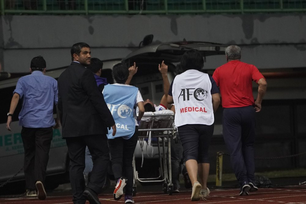 ron nguoi cau thu u19 malaysia dap gay chan doi thu (8) 5