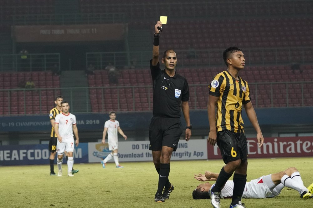 ron nguoi cau thu u19 malaysia dap gay chan doi thu 9