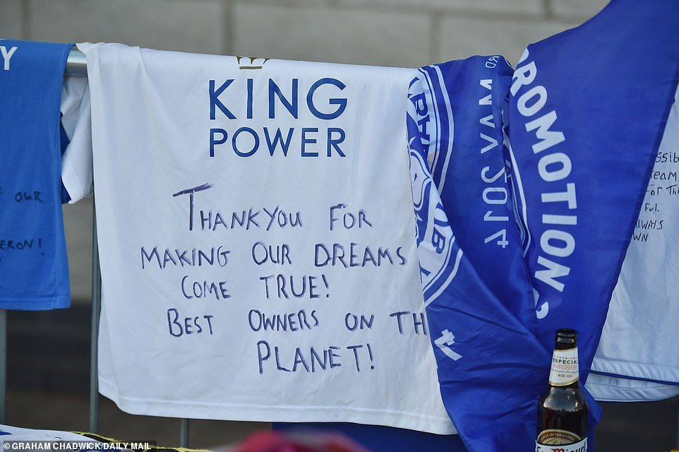 vardy schmeichel om mat khoc truoc di anh chu tich leicester city (11) 5