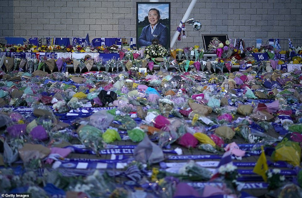 vardy schmeichel om mat khoc truoc di anh chu tich leicester city (3) 7