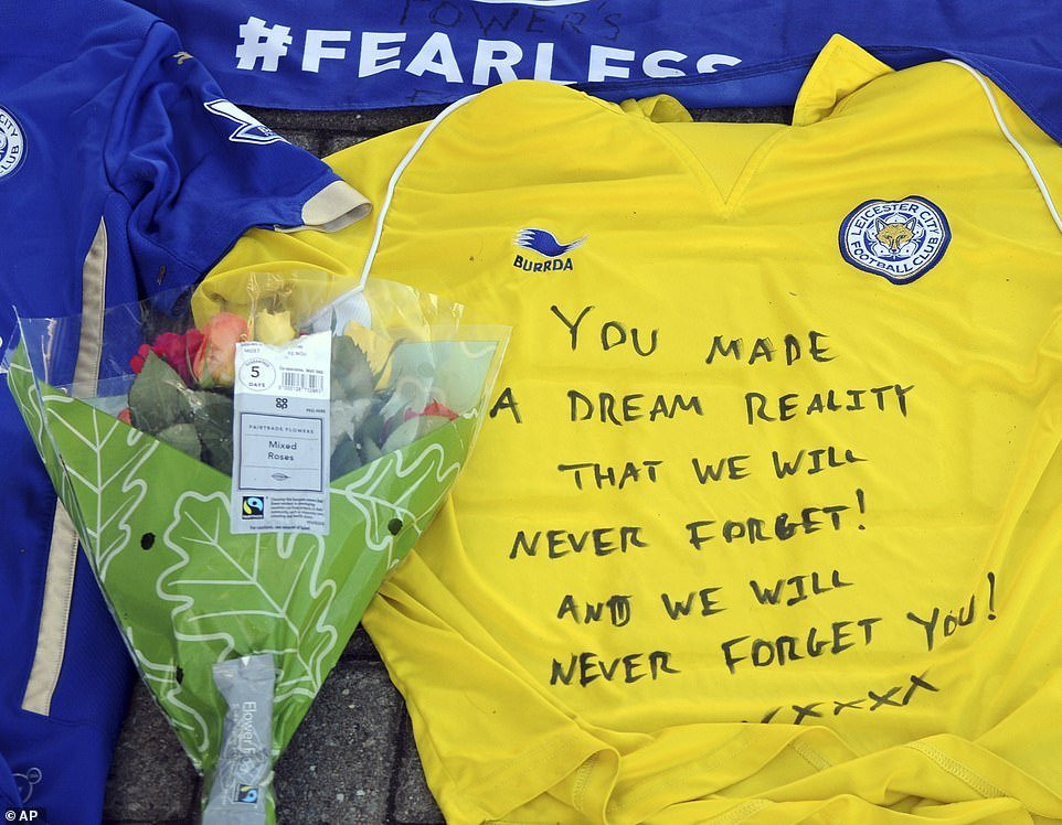 vardy schmeichel om mat khoc truoc di anh chu tich leicester city (6) 3