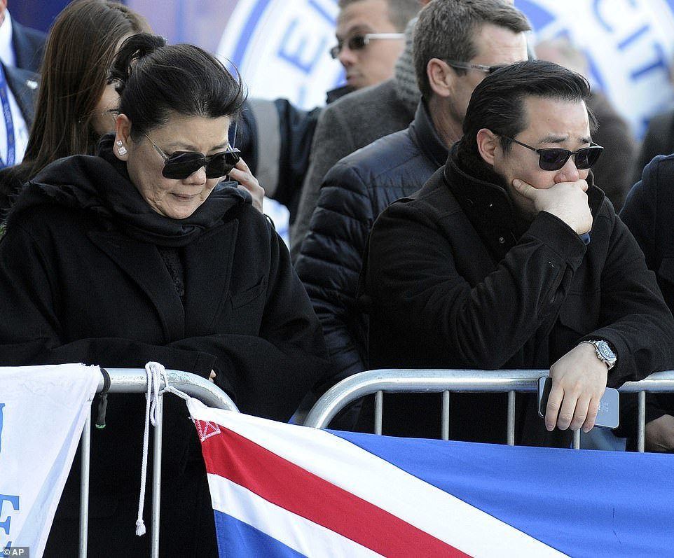 vardy schmeichel om mat khoc truoc di anh chu tich leicester city (7)