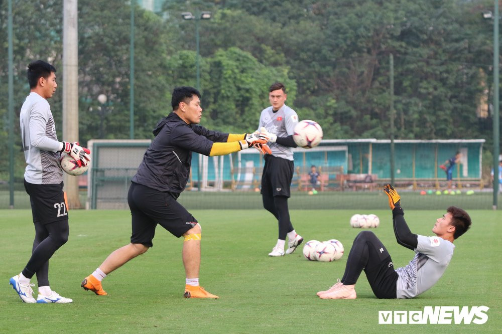 tuyen viet nam lai dong cua luyen cong ren vu khi bi mat dau malaysia (7) 6