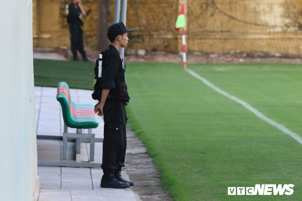 tuyen viet nam duoc tang cuong an ninh trong buoi tap (1)