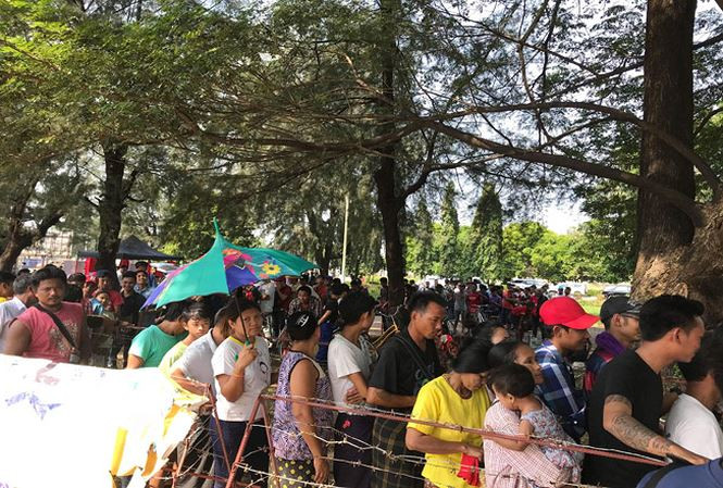 cdv myanmar mua ve khong can nhan vien an ninh van xep hang trat tu