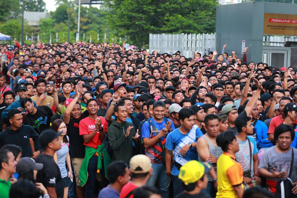 mua ve chung ket aff cup chen lan xo day hon loan ngat xiu (11) 5