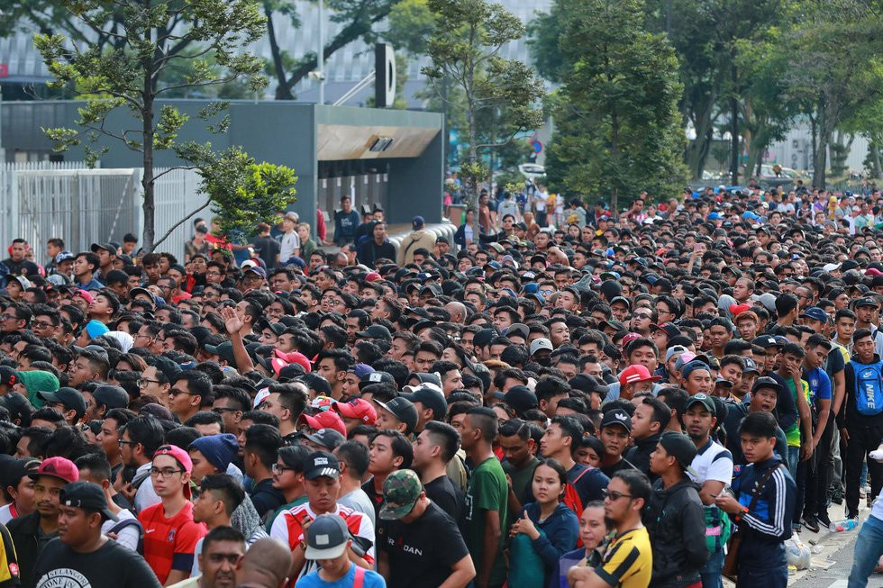 mua ve chung ket aff cup chen lan xo day hon loan ngat xiu (12) 5