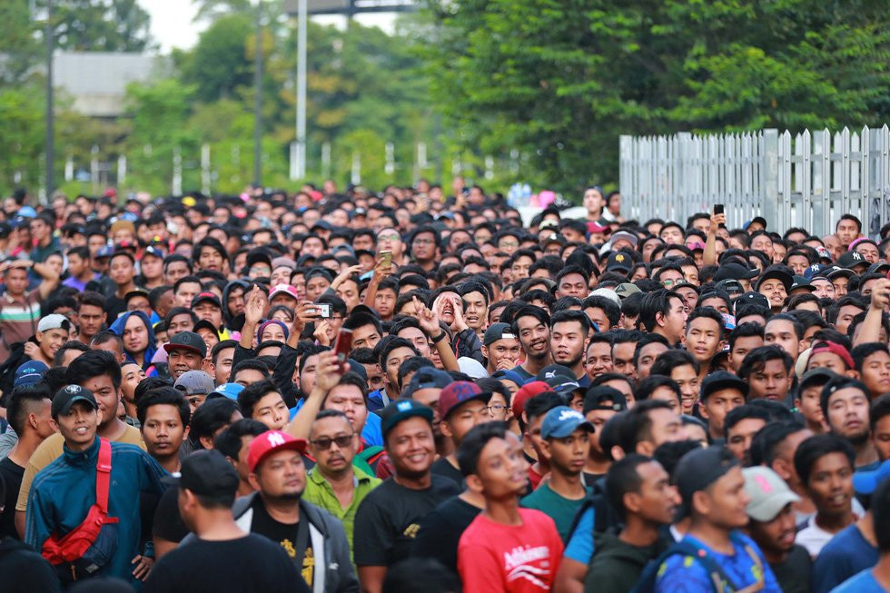 mua ve chung ket aff cup chen lan xo day hon loan ngat xiu (13) 5