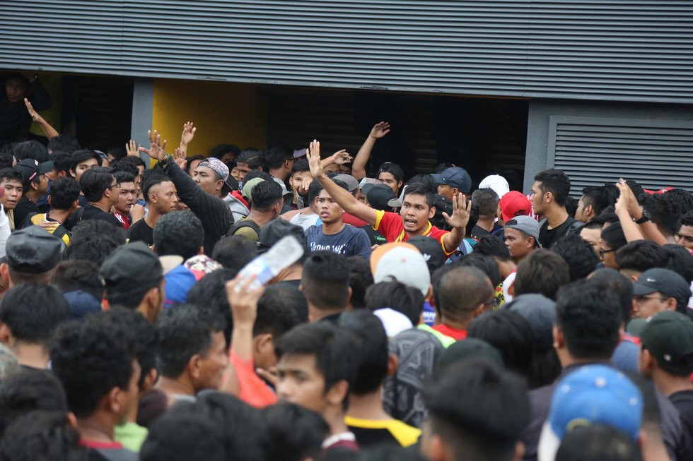 mua ve chung ket aff cup chen lan xo day hon loan ngat xiu (17) 5