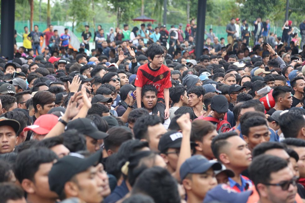 mua ve chung ket aff cup chen lan xo day hon loan ngat xiu (18) 5