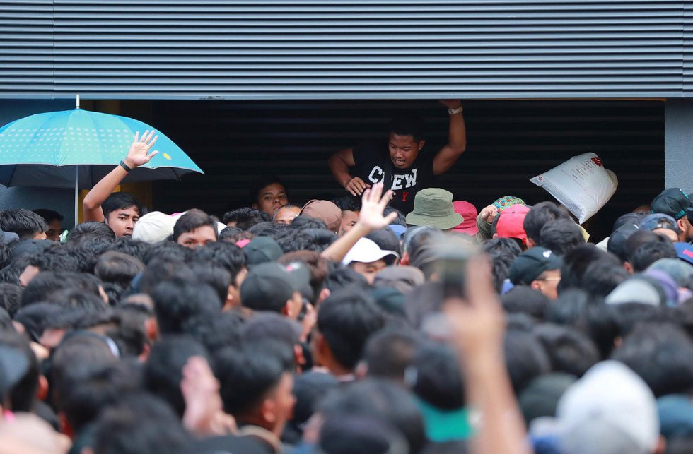 mua ve chung ket aff cup chen lan xo day hon loan ngat xiu (19) 5