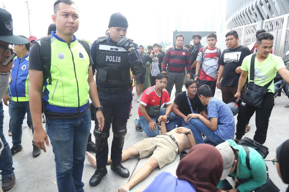 mua ve chung ket aff cup chen lan xo day hon loan ngat xiu (20) 5