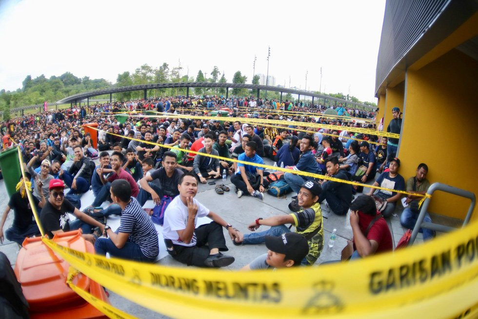 mua ve chung ket aff cup chen lan xo day hon loan ngat xiu (6) 5