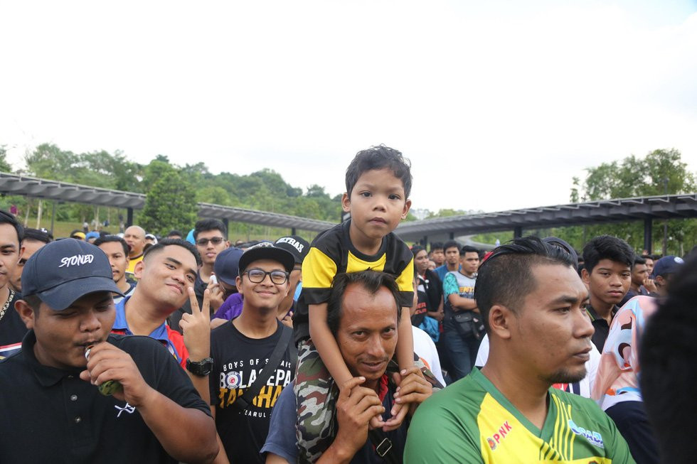 mua ve chung ket aff cup chen lan xo day hon loan ngat xiu (9) 5