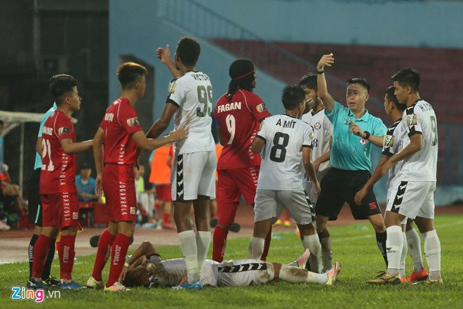 trong tai phat nham nguoi cau thu hai phong suyt nhan the do oan uc