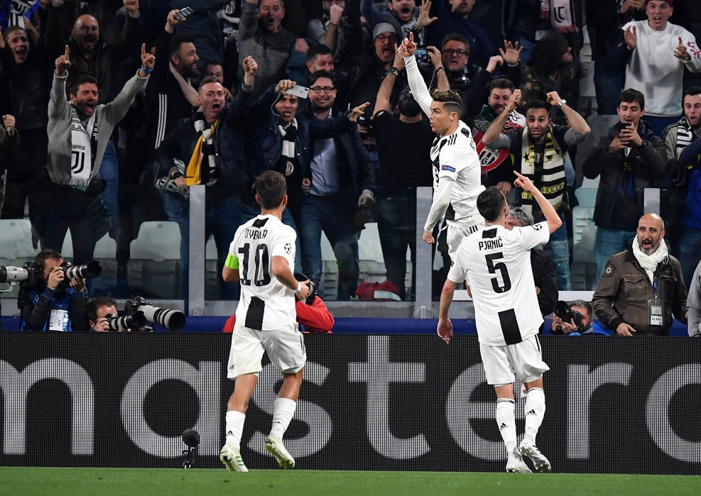 ronaldo khong ganh noi juventus ajax xuat sac vao ban ket Cup C1