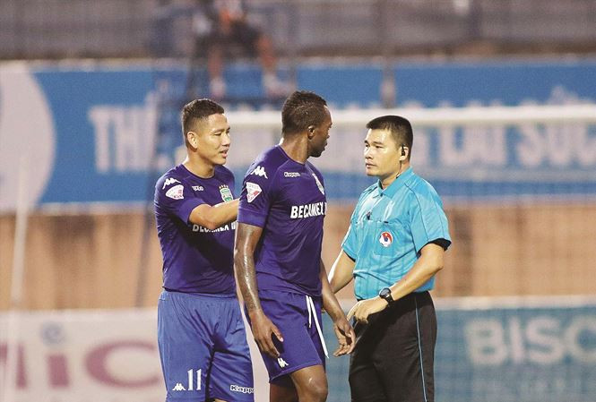 trong tai thoi viec di lam bao ve van duoc cam coi o v-league