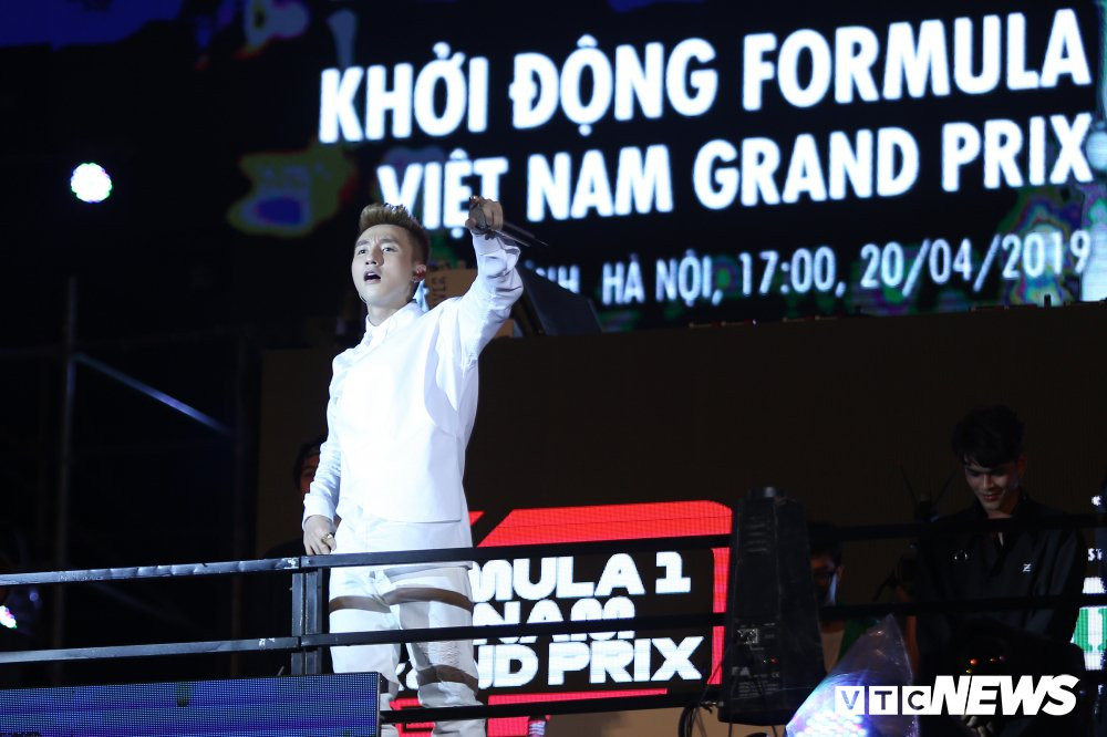 can canh chiec xe f1 dau tien lan banh gam ru viet nam grand prix 15
