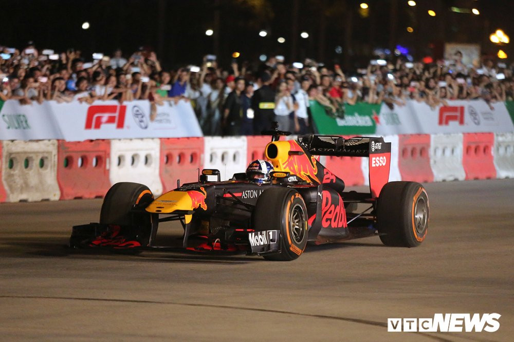 xe dua f1 lan dau lan banh gam ru tren duong dua viet nam grand prix (1)