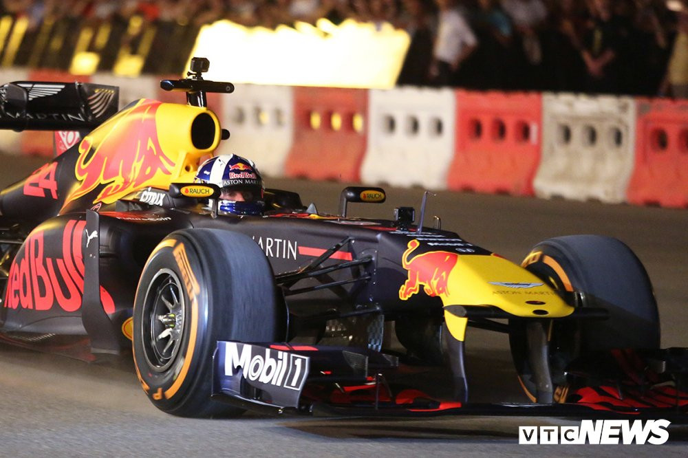 xe dua f1 lan dau lan banh gam ru tren duong dua viet nam grand prix (10) 9