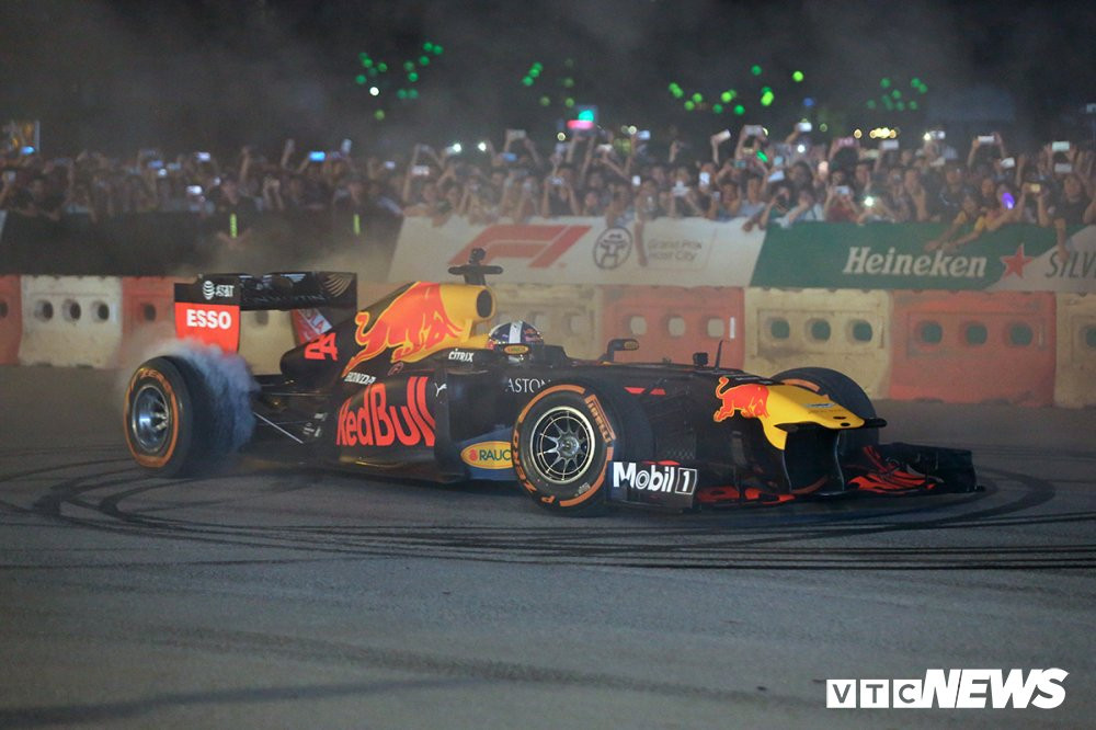 xe dua f1 lan dau lan banh gam ru tren duong dua viet nam grand prix (12) 11