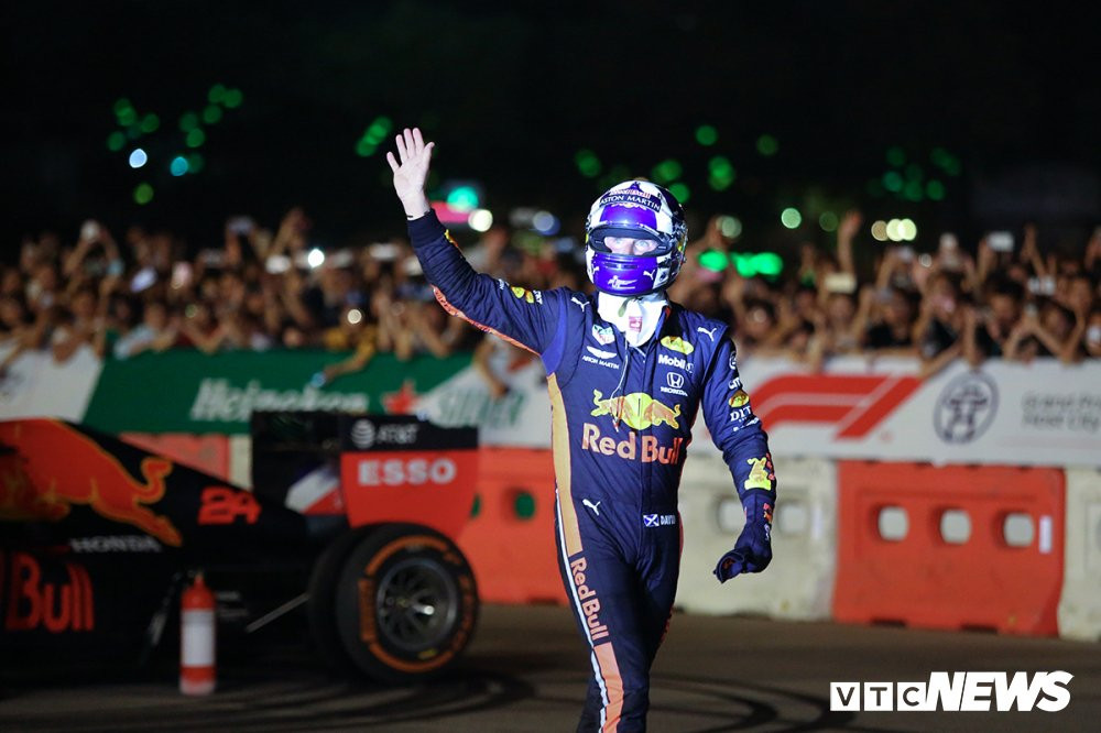 xe dua f1 lan dau lan banh gam ru tren duong dua viet nam grand prix (13) 13