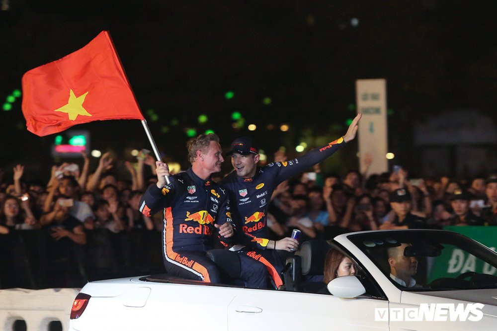 xe dua f1 lan dau lan banh gam ru tren duong dua viet nam grand prix (14) 13