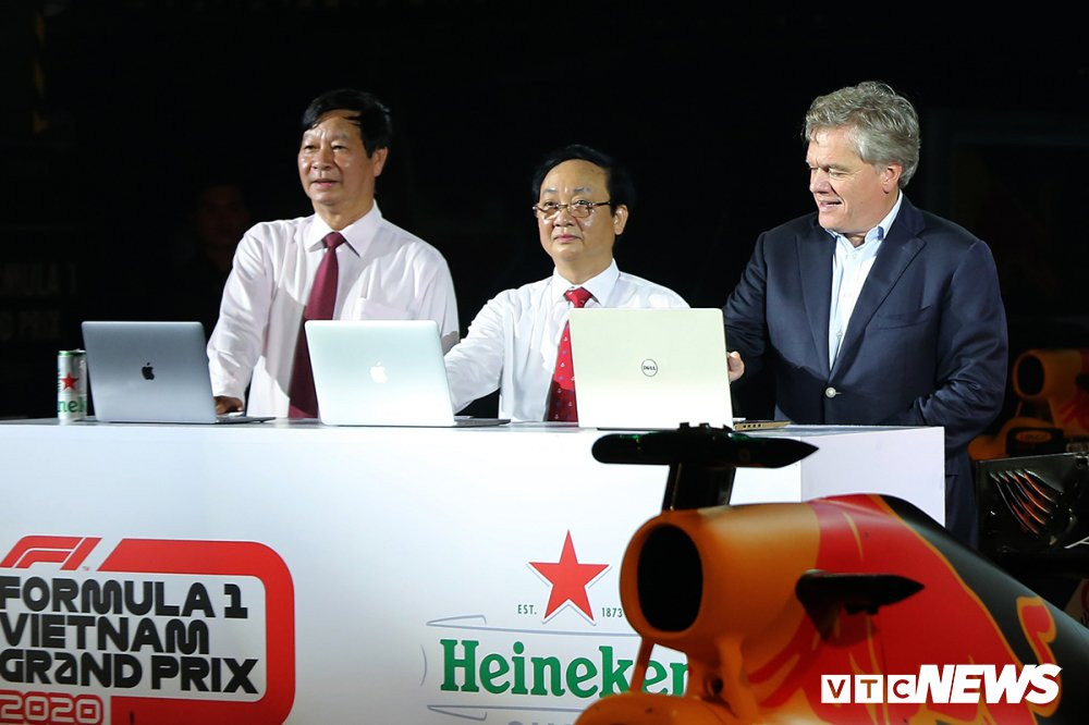 xe dua f1 lan dau lan banh gam ru tren duong dua viet nam grand prix (5) 5