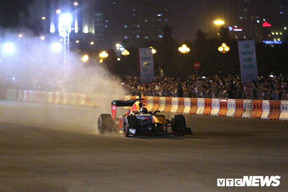 xe dua f1 lan dau lan banh gam ru tren duong dua viet nam grand prix (7) 7